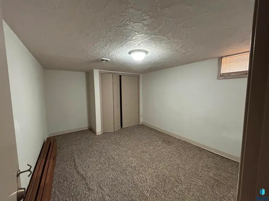 1421 N Dakota Ave, Sioux Falls, SD 57104 - #3
