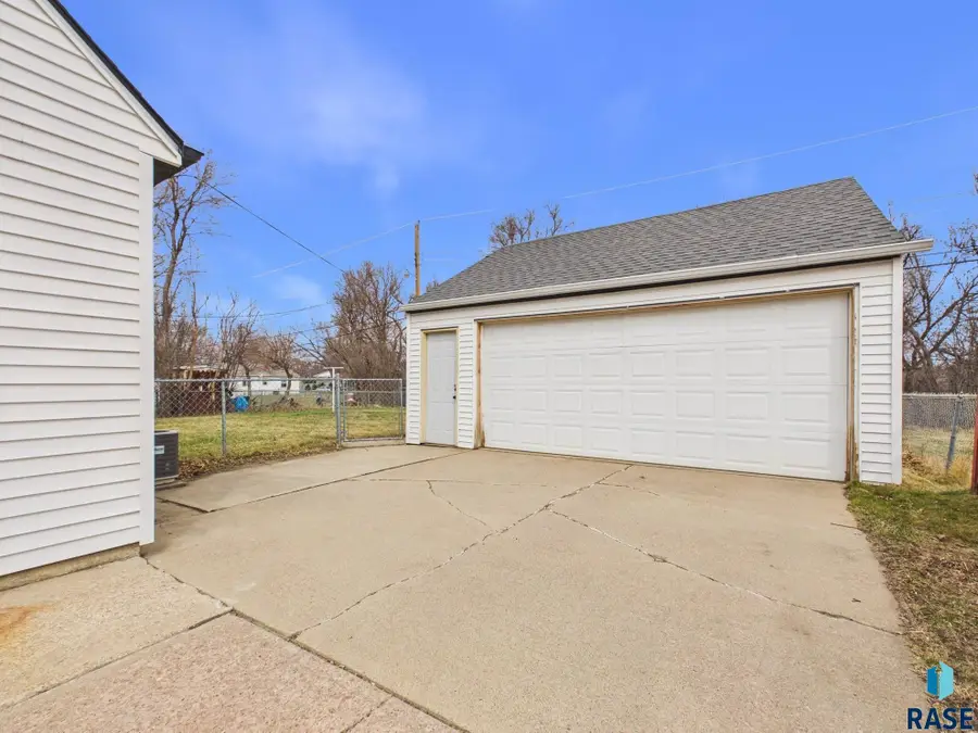 636 N Leadale Ave, Sioux Falls, SD 57103 - #2