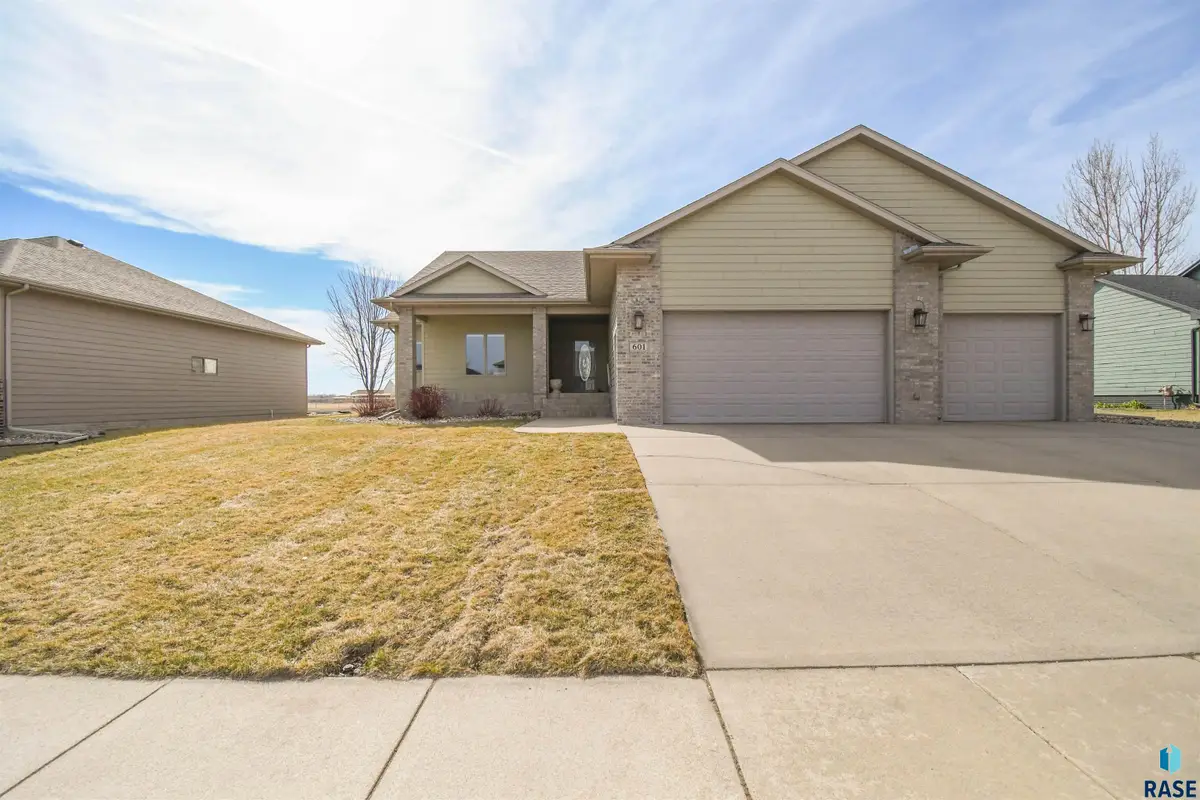 601 Emmett Trl, Harrisburg, SD 57032 - #1