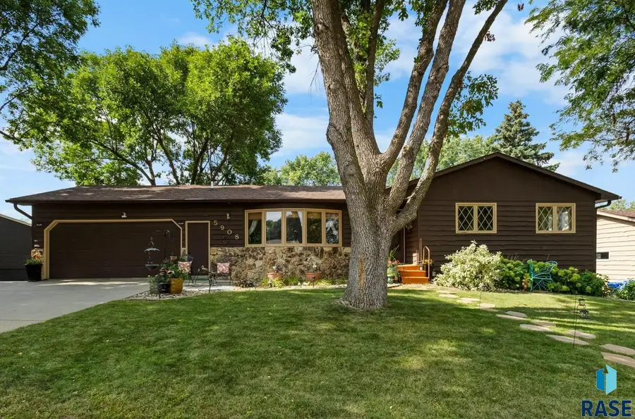 5908 W Chadwick Pl, Sioux Falls, SD 57106 - #2