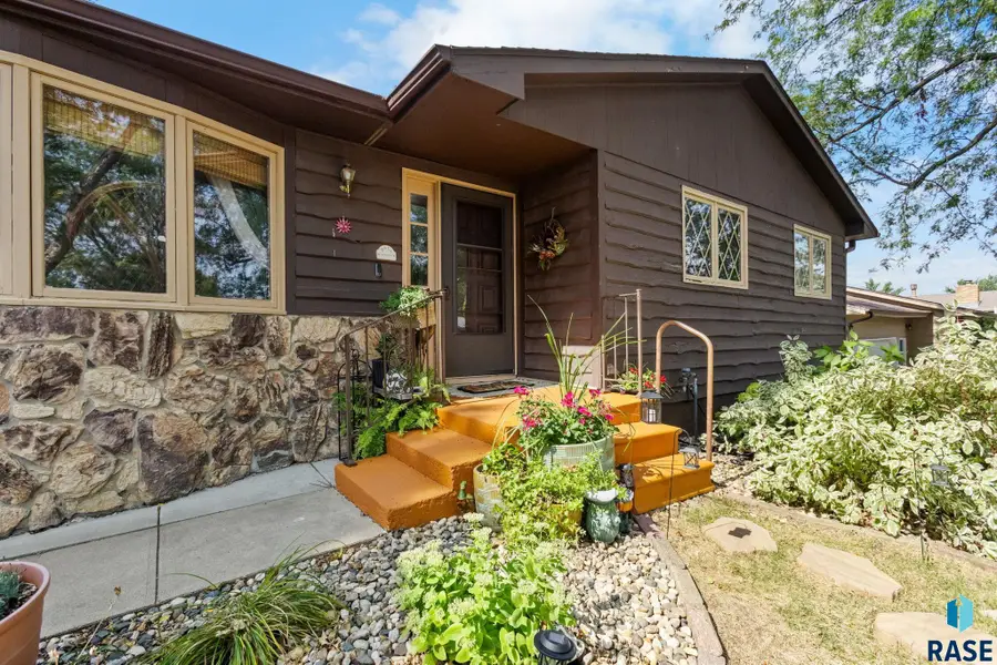 5908 W Chadwick Pl, Sioux Falls, SD 57106 - #3