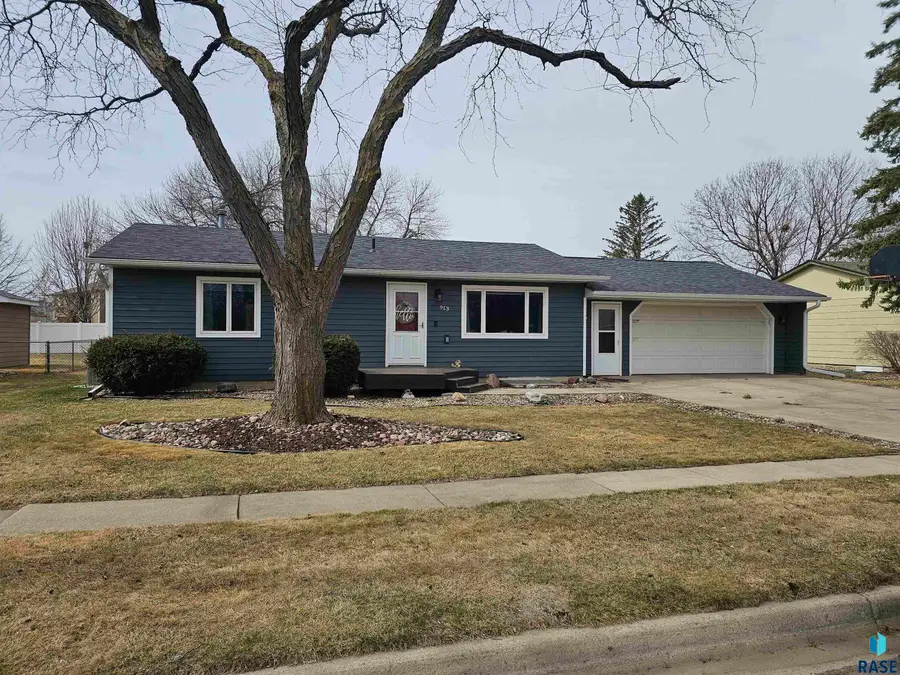 913 S Tracy Dr, Brandon, SD 57005 - #2