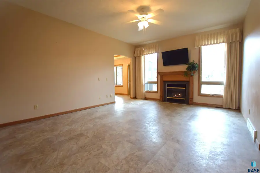 5305 W Sunnydale Pl, Sioux Falls, SD 57106 - #2