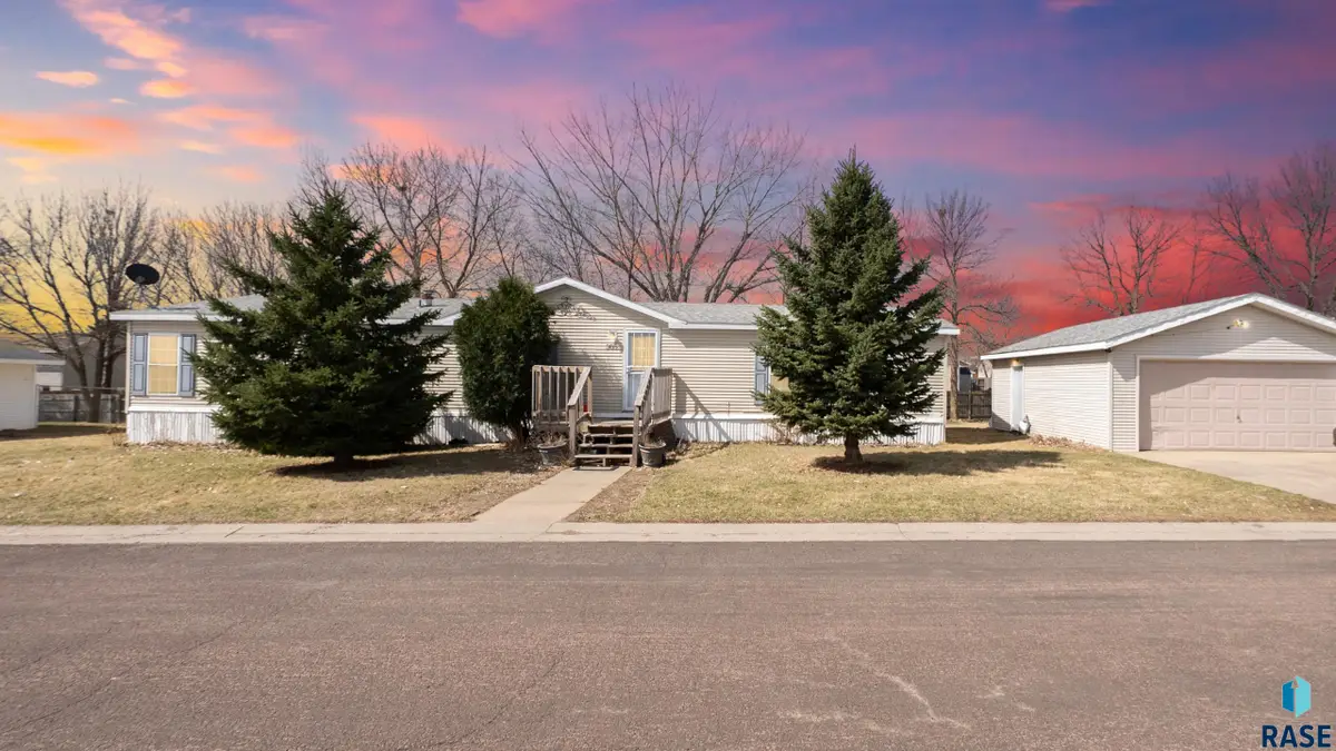 305 N Rochelle Pl, Sioux Falls, SD 57110 - #1