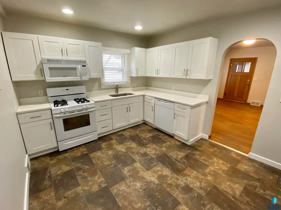 921 S Sherman Ave, Sioux Falls, SD 57104 - #3