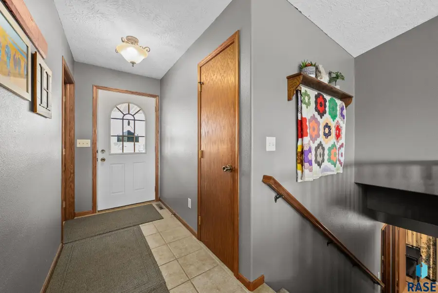 403 Meadowlark Ln, Montrose, SD 57048 - #2