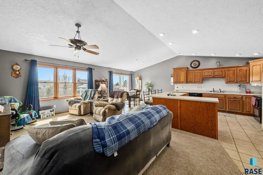 403 Meadowlark Ln, Montrose, SD 57048 - #3