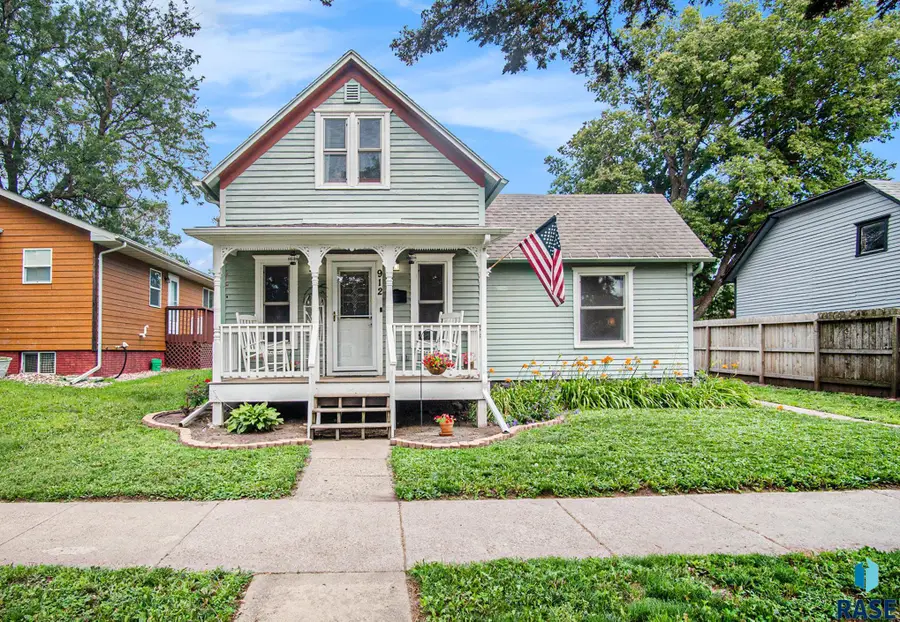 912 N Spring Ave, Sioux Falls, SD 57104 - #2