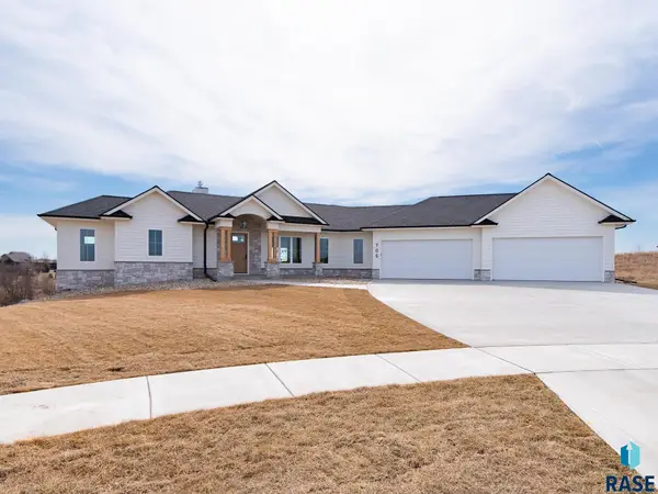 705 N Sapphire Cir, Brandon, SD 57005