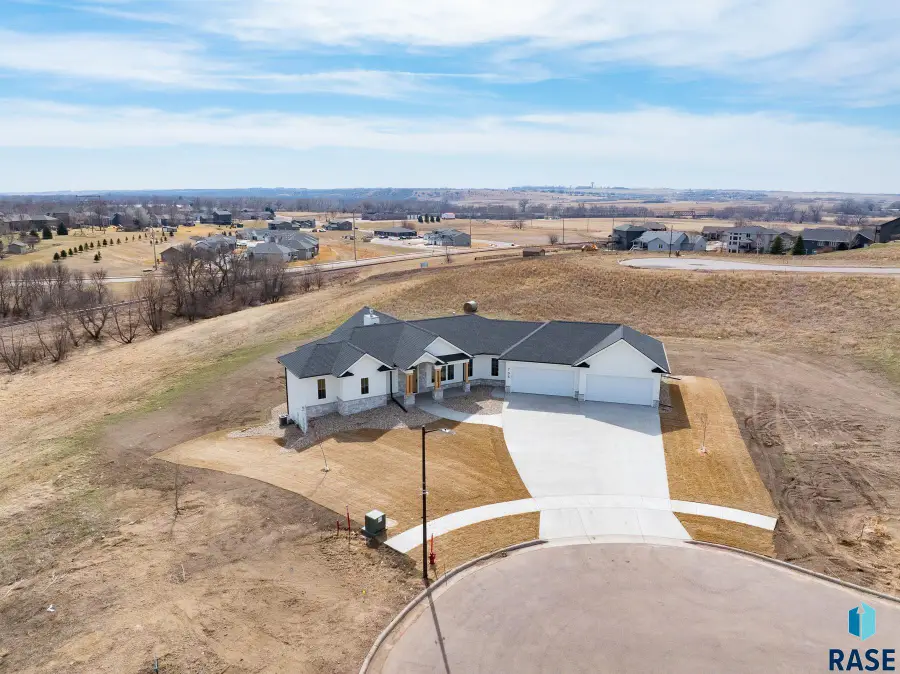 705 N Sapphire Cir, Brandon, SD 57005 - #2