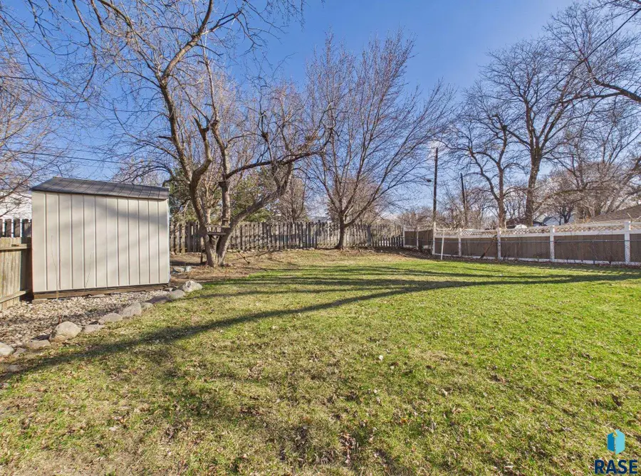 2304 W 18th St, Sioux Falls, SD 57104 - #3