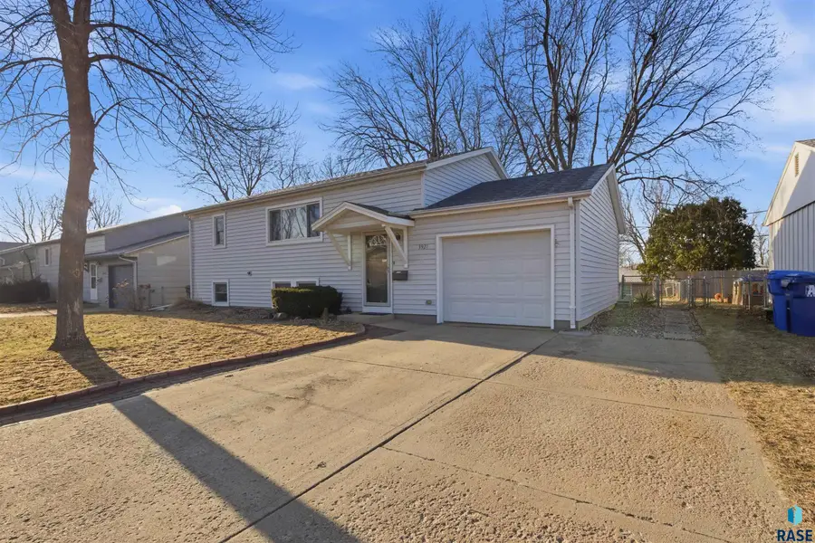 3921 E Claudette Dr, Sioux Falls, SD 57103 - #2