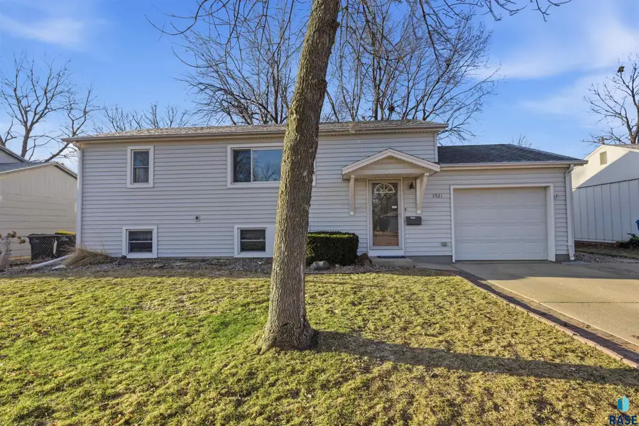 3921 E Claudette Dr, Sioux Falls, SD 57103 - #3