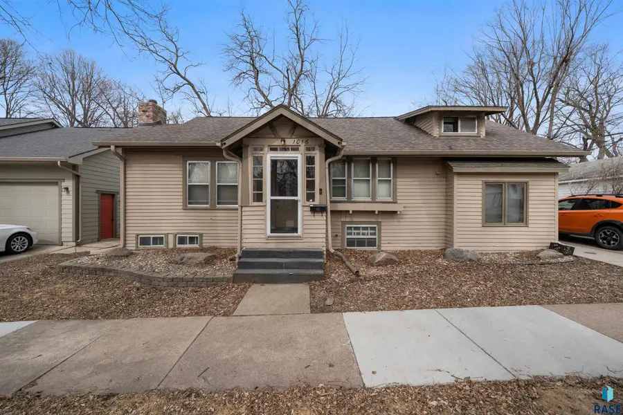 1016 W 27th St, Sioux Falls, SD 57105 - #2
