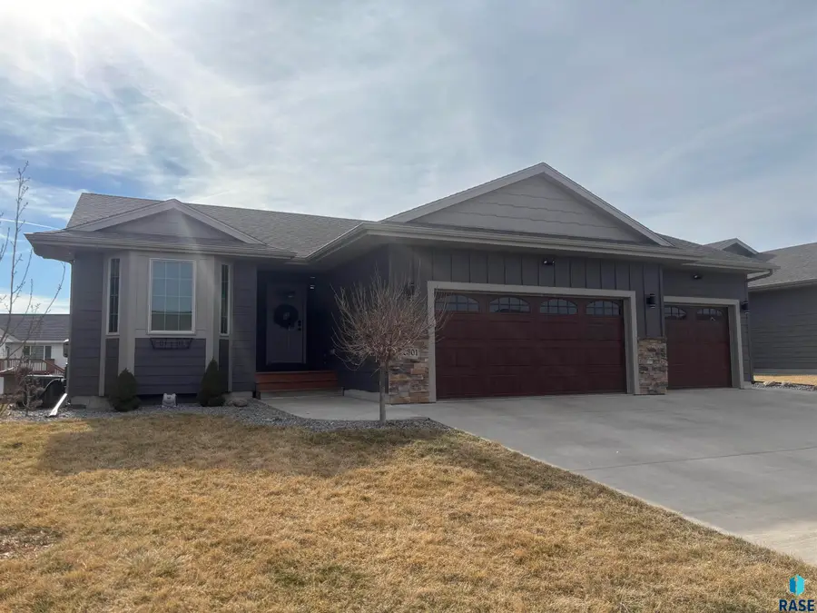 2301 S Creekview Ave, Sioux Falls, SD 57106 - #2