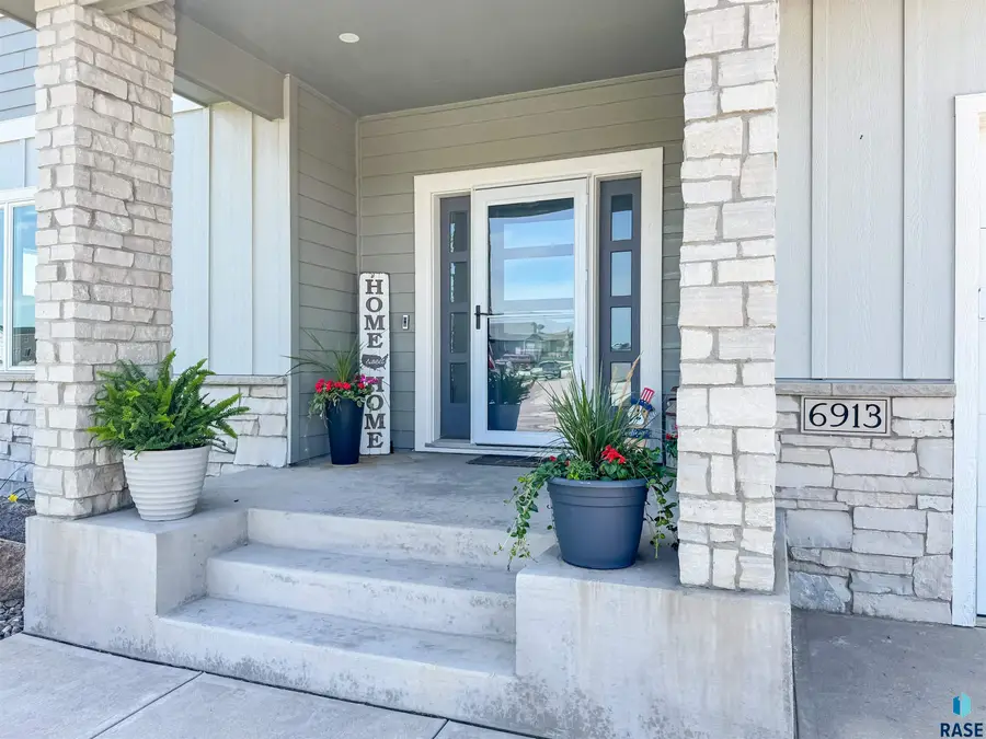 6913 E 37th St, Sioux Falls, SD 57110 - #3