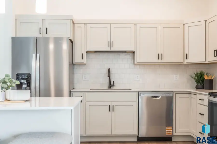 2300 E Jetty Pl, Sioux Falls, SD 57108 - #3