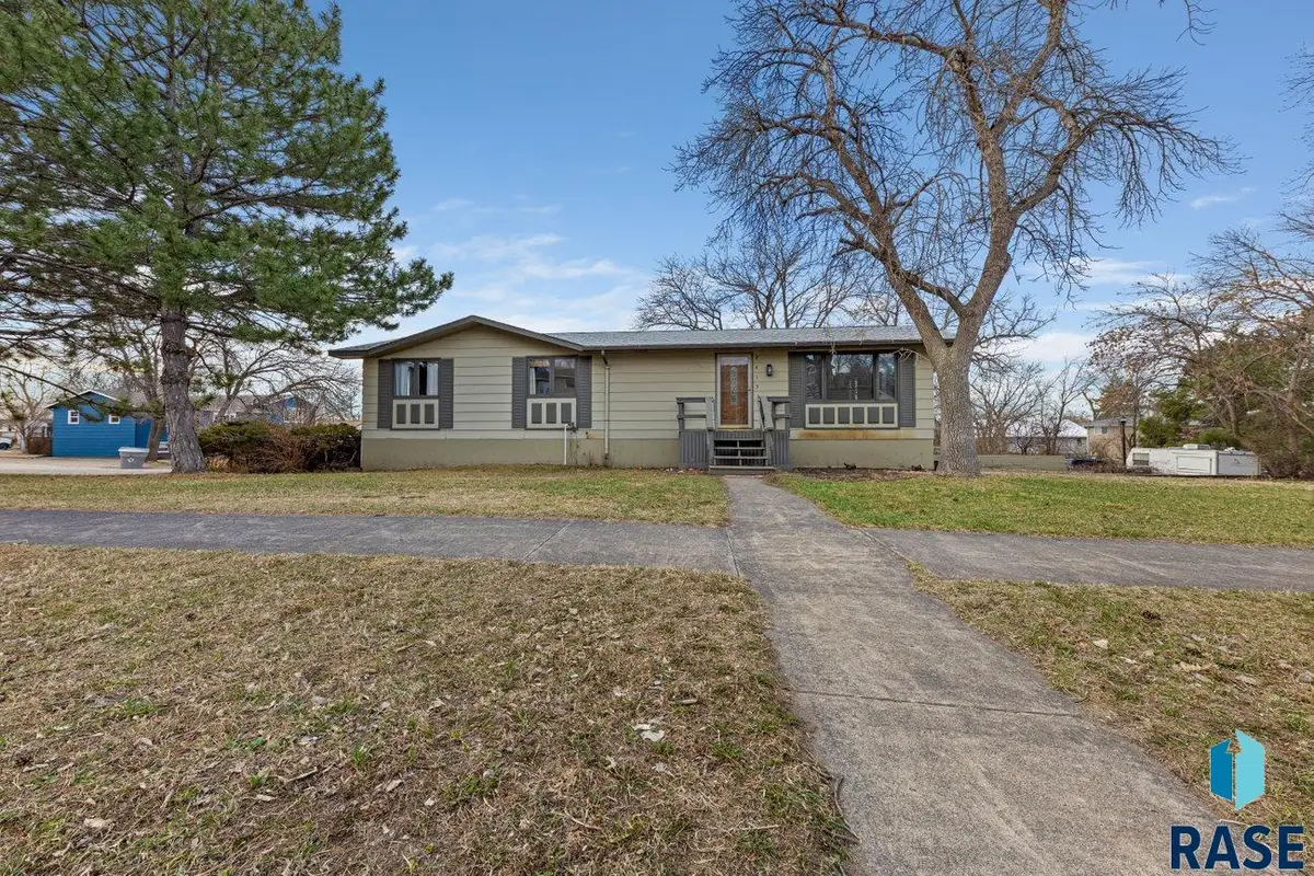2415 E Franklin St, Pierre, SD 57501 - #1