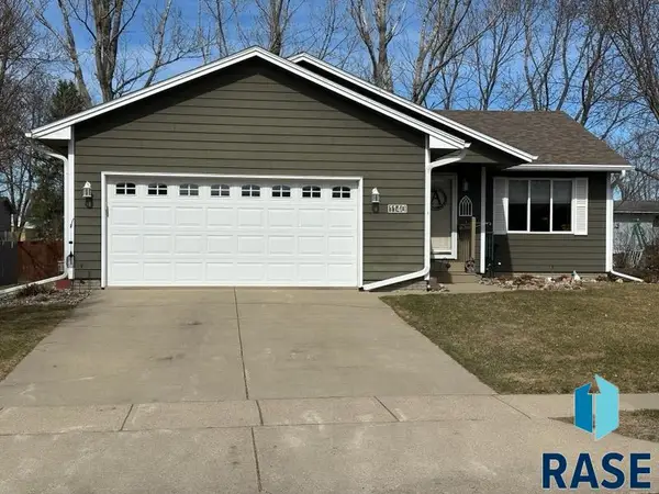 1140 Sunset Dr, Beresford, SD 57004