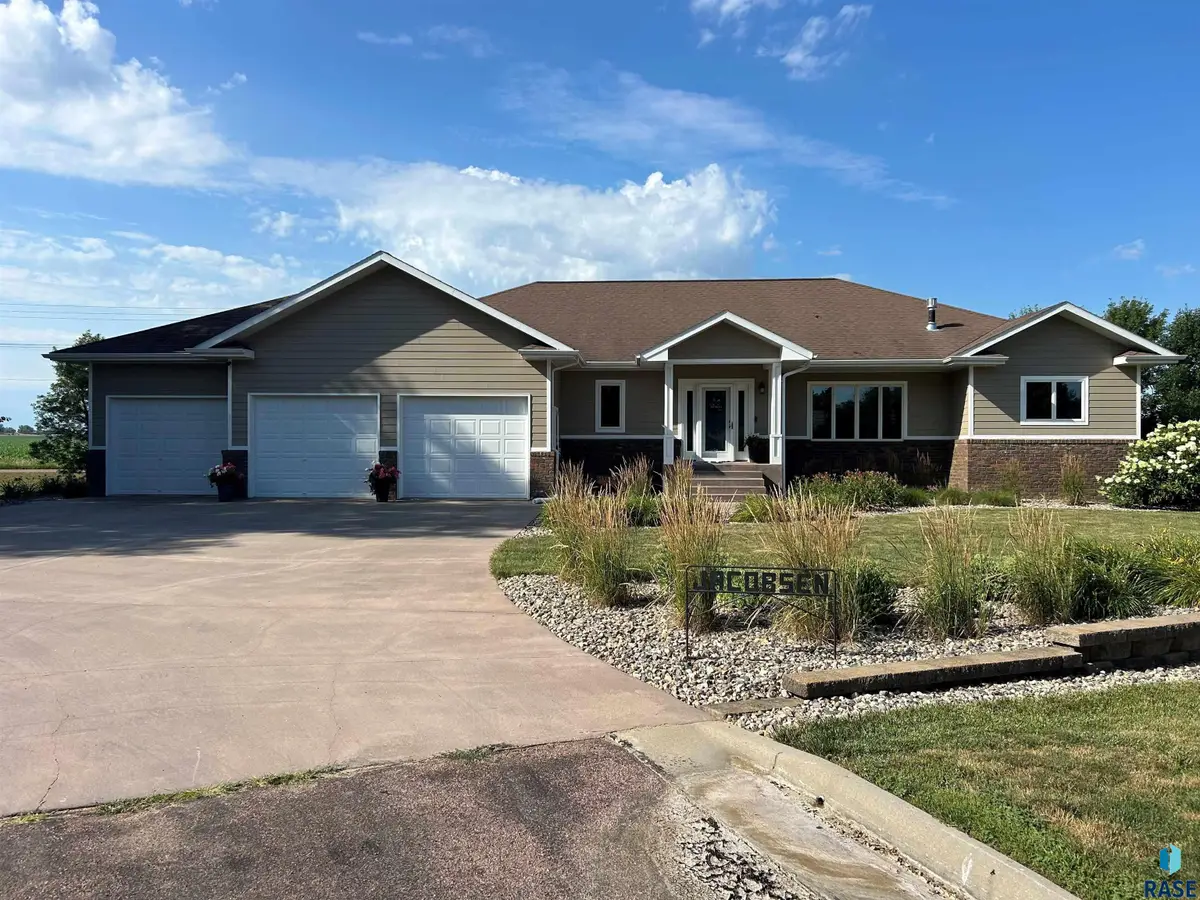 1103 S Dewald St, Freeman, SD 57029 - #1