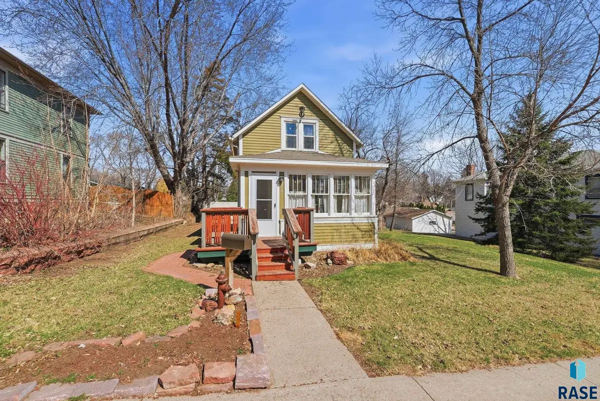 306 E 7th St, Dell Rapids, SD 57022 - #1