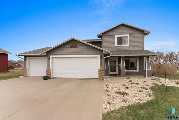 1102 Hemlock Cir, Harrisburg, SD 57032