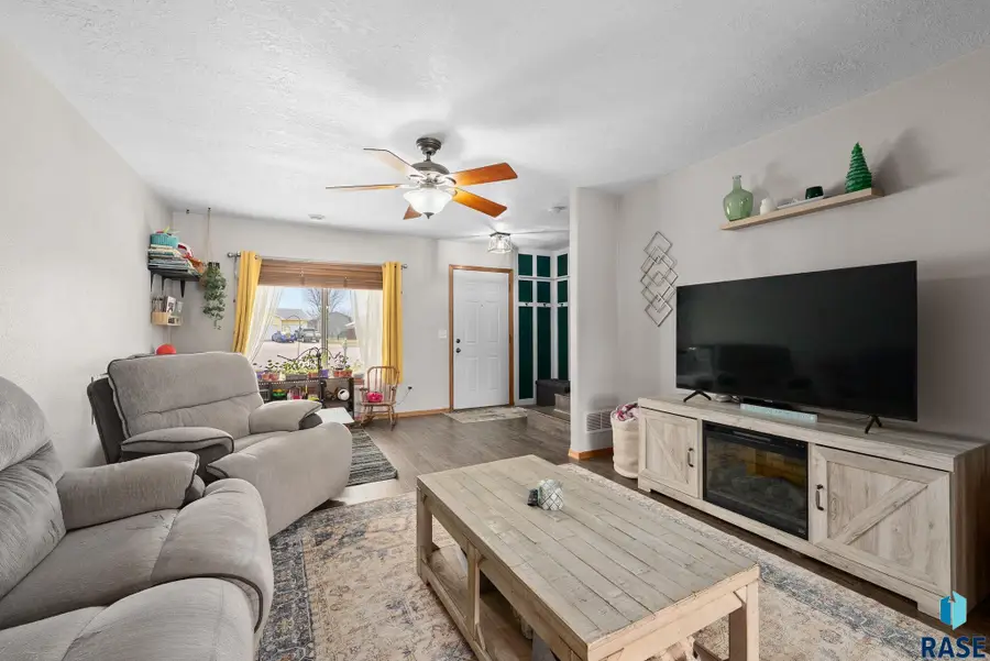 1102 Hemlock Cir, Harrisburg, SD 57032 - #3