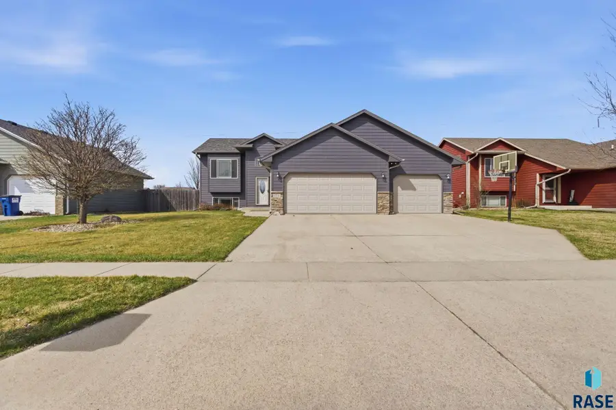 704 Kent St, Harrisburg, SD 57032 - #2