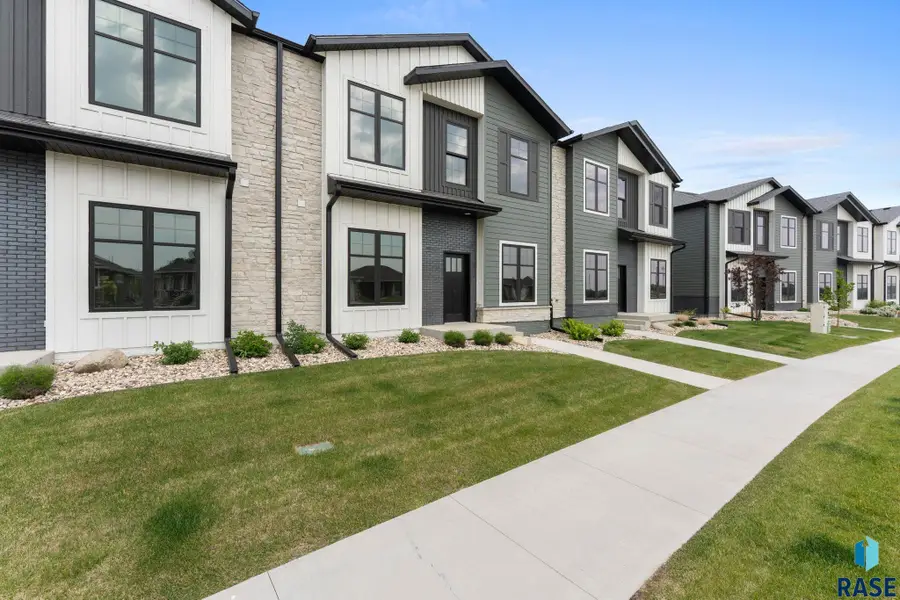8619 W Shoreline Pl, Sioux Falls, SD 57107 - #2