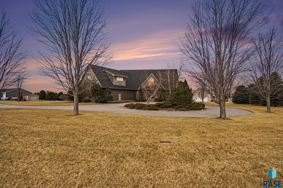 2423 S Serenity Dr, Watertown, SD 57201 - #2