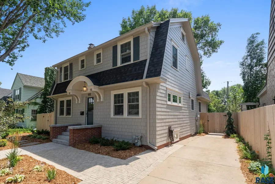 605 E 21st St, Sioux Falls, SD 57105 - #3