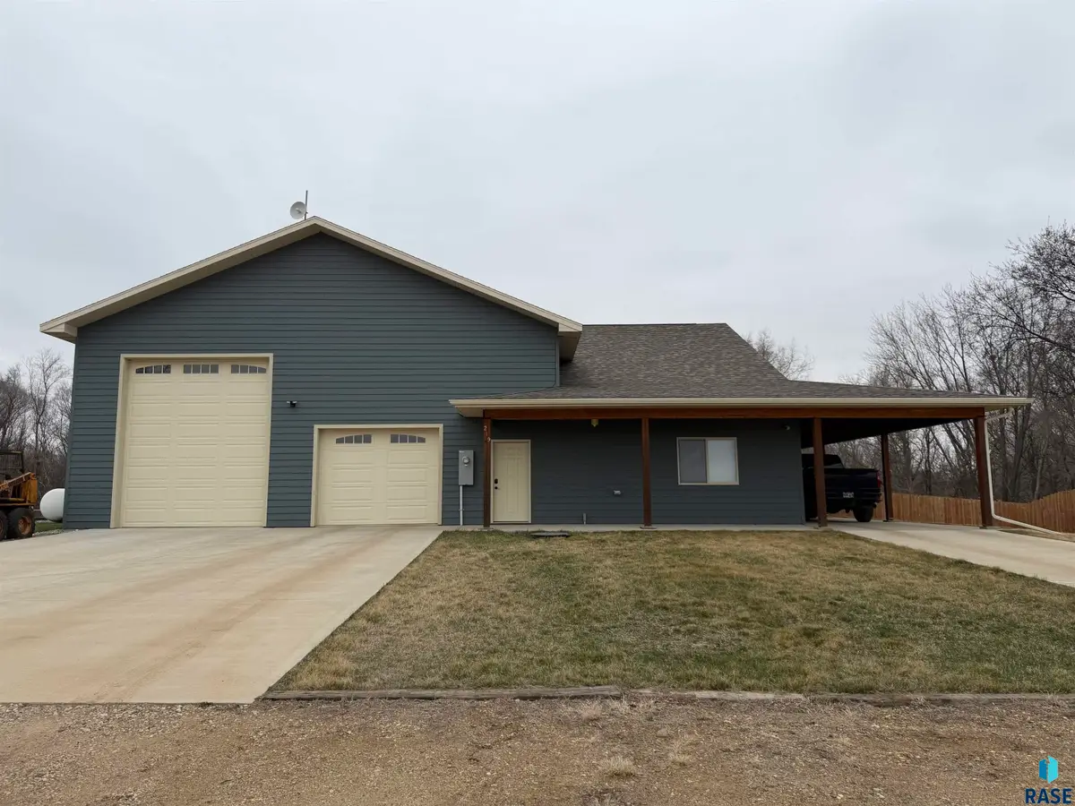 219 S Division Ave, Madison, SD 57042 - #1