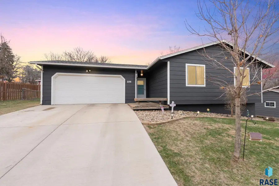 104 S Cardinal Dr, Brandon, SD 57005 - #2