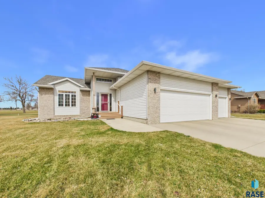 606 Par Tee Dr, Hartford, SD 57033 - #2