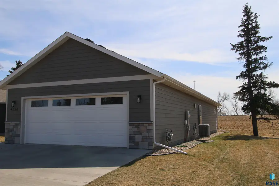 4528 Graceland Pl, Sioux Falls, SD 57106 - #2