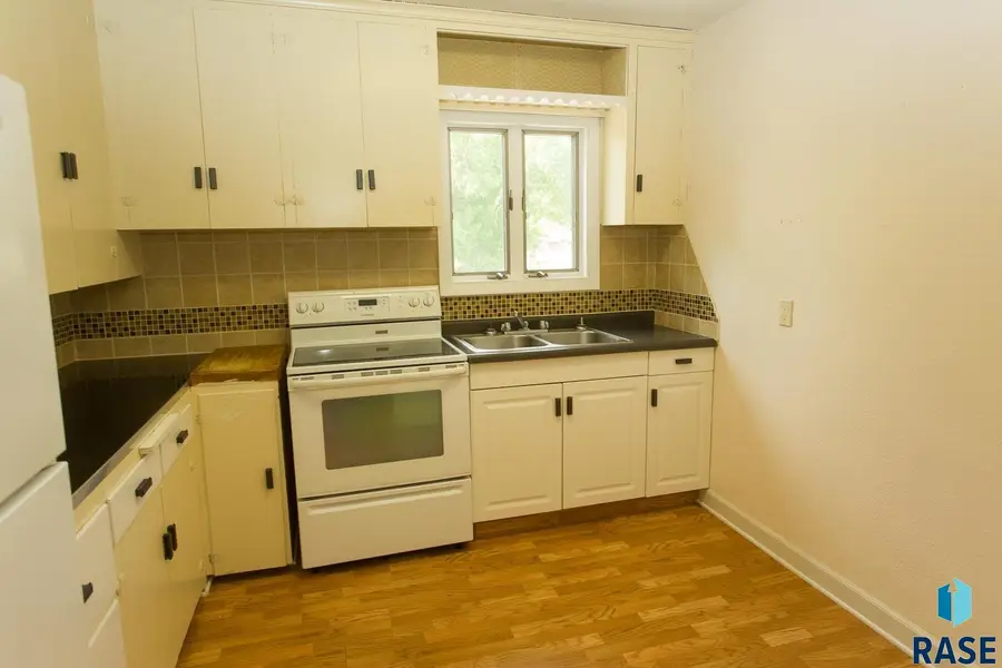 127 E Lincoln St, Luverne, MN 56156 - #2