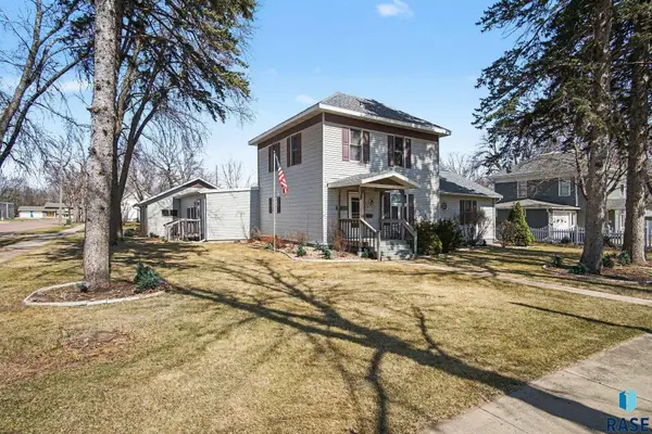 602 NE 1st St, Madison, SD 57042