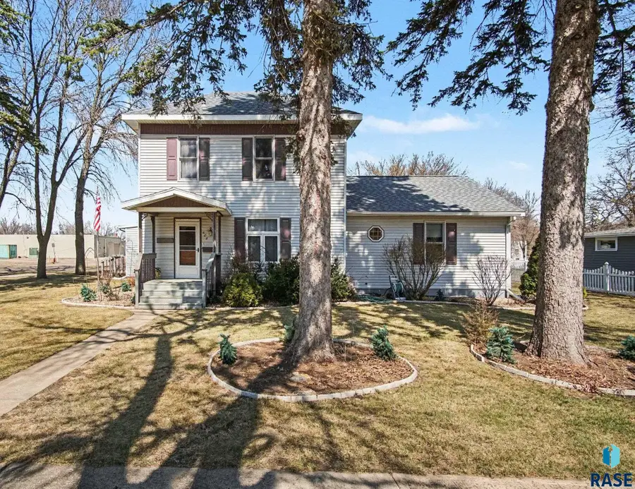 602 NE 1st St, Madison, SD 57042 - #2