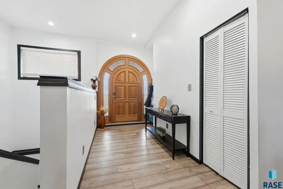 310 Praire Hills Dr, Mitchell, SD 57301 - #2