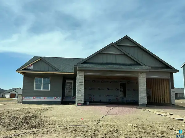 913 S Country Club Ave, Brandon, SD 57005