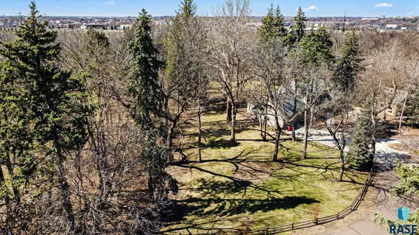 4301 S Pine Cone Pl, Sioux Falls, SD 57105