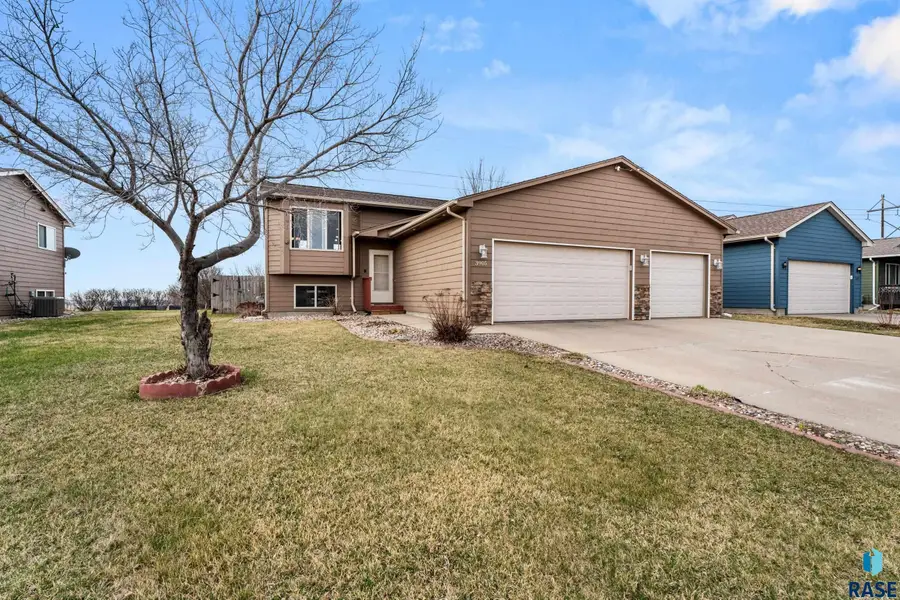 3905 W 93rd St, Sioux Falls, SD 57108 - #2