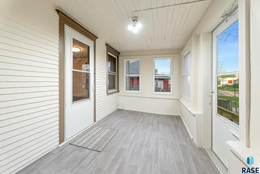 1530 W 10th St, Sioux Falls, SD 57104 - #2