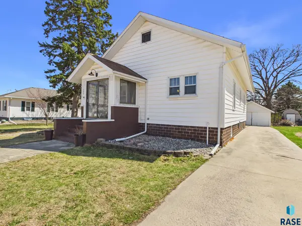 209 W 3rd Ave, Lennox, SD 57039