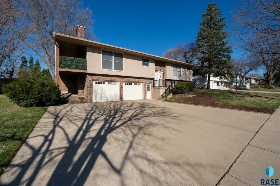 2609 S Sherman Ave, Sioux Falls, SD 57105 - #2