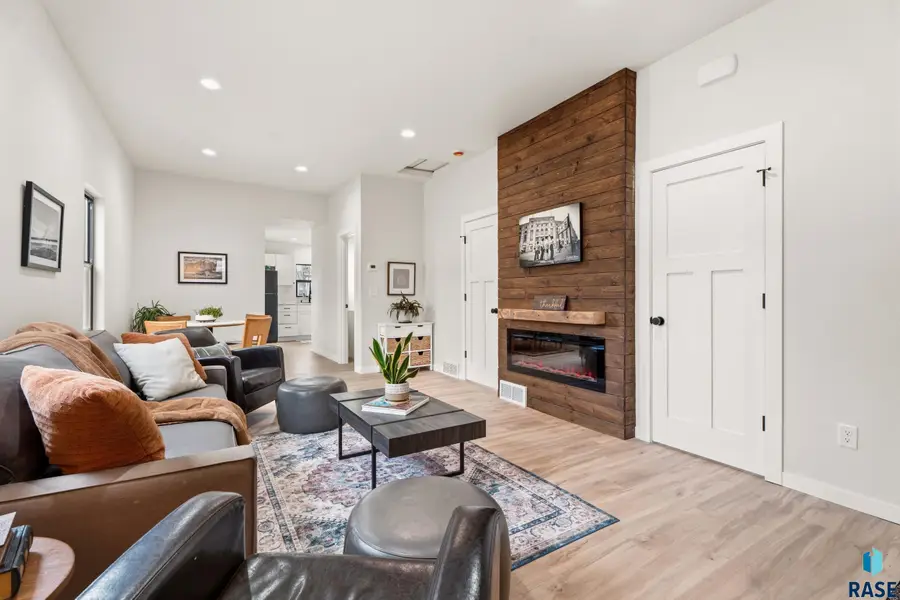 1302 S Norton Ave, Sioux Falls, SD 57105 - #2