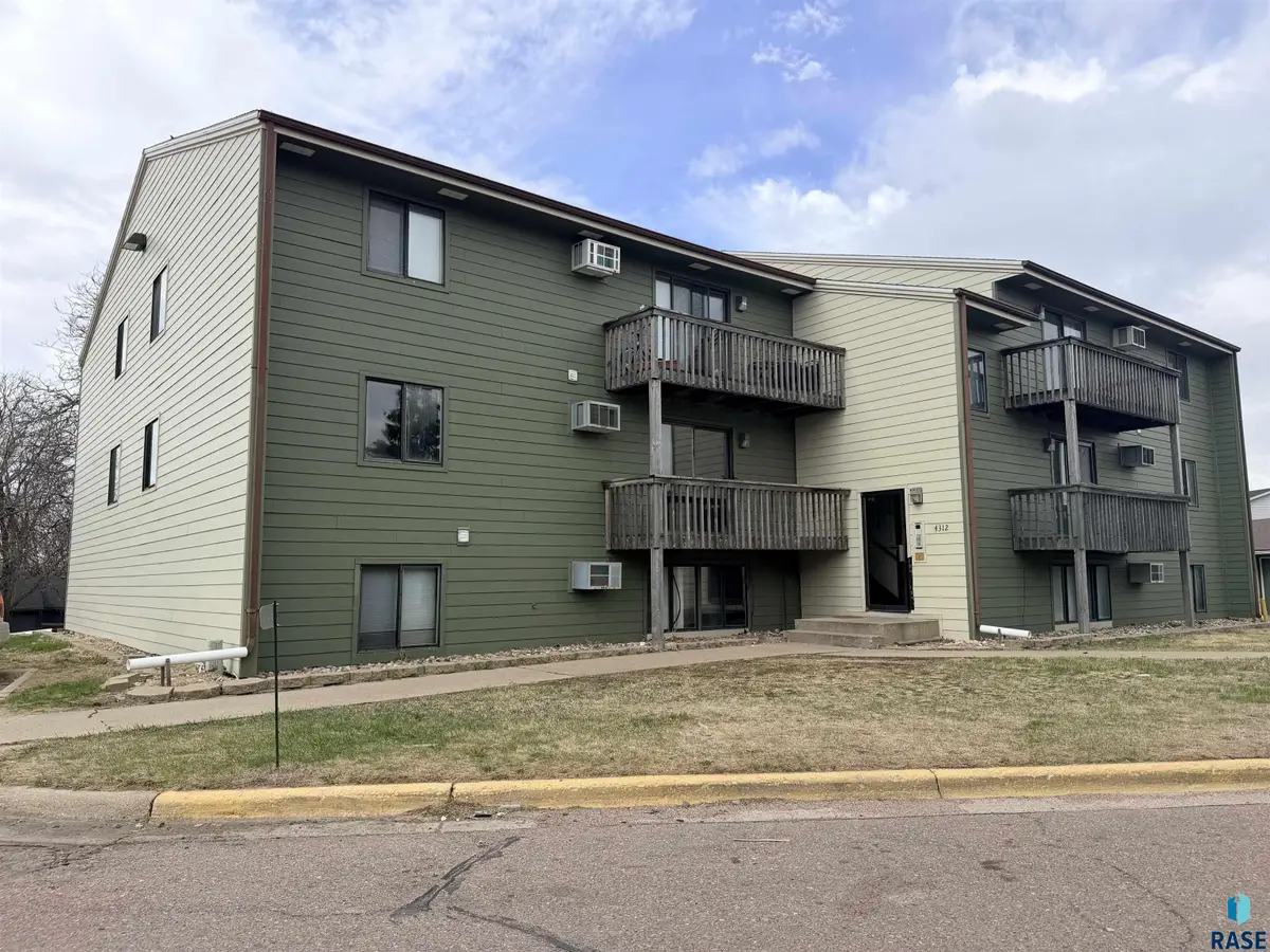 4304 E 26th St, Sioux Falls, SD 57103 - #1