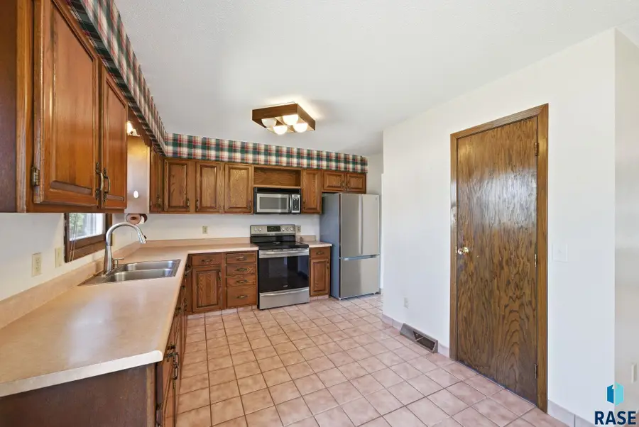5801 W Karen Dr, Sioux Falls, SD 57106 - #2