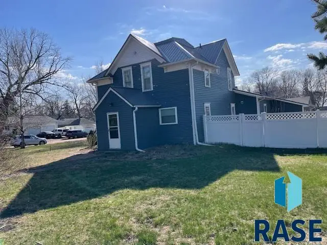 303 N Oak St, Inwood, IA 51240 - #3