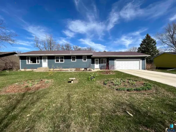 1006 S Dewald St, Freeman, SD 57029